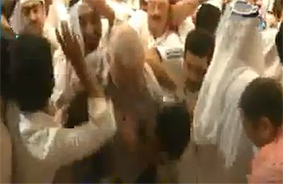 بالفيديو.. معالج كويتي طاح على عشبة في تركيا تشفي من الامراض المستعصية كالسحر..وكويتيون في تدافع جنوني لاقتنائها