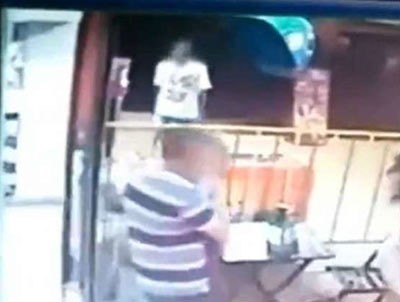 فيديو مروع ... طفلة تتعرض لصدمة بعد أن أطلق شاب النار على رأس والدها أمامها 