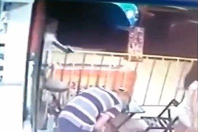 فيديو مروع ... طفلة تتعرض لصدمة بعد أن أطلق شاب النار على رأس والدها أمامها 