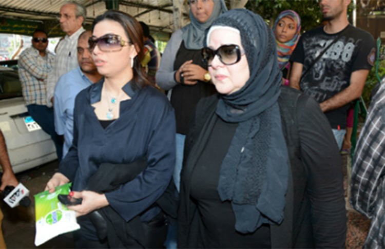 بالصور.. ناهد السباعي تشيع والدها بحضور نجوم مصريين