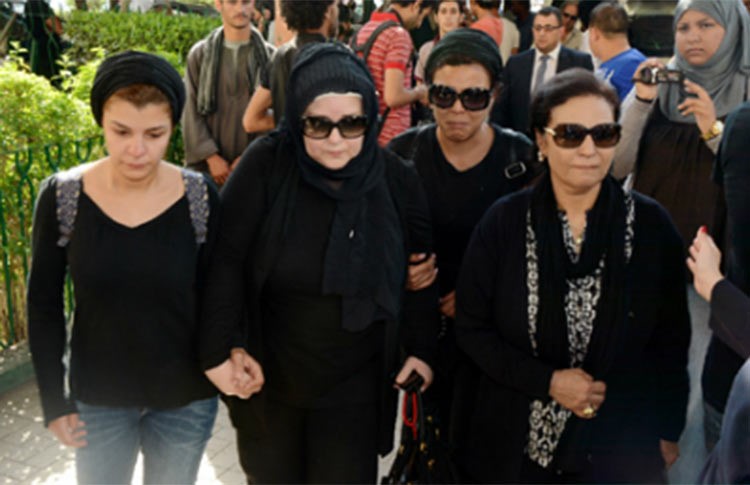 بالصور.. ناهد السباعي تشيع والدها بحضور نجوم مصريين