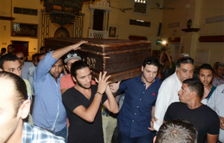 بالصور.. ناهد السباعي تشيع والدها بحضور نجوم مصريين