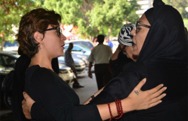 بالصور.. ناهد السباعي تشيع والدها بحضور نجوم مصريين