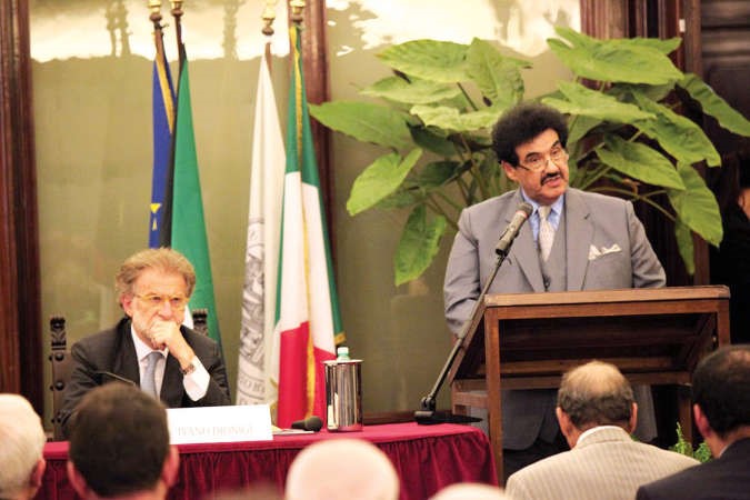 سمو الشيخ ناصر المحمد متحدثا في الحفل