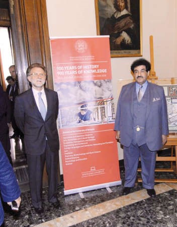 سمو الشيخ ناصر المحمد والبرفيسور ديونيغي ايفانو مدير جامعة بولونيا