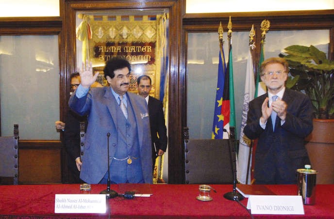 سمو الشيخ ناصر المحمد محييا الحضور خلال الحفل