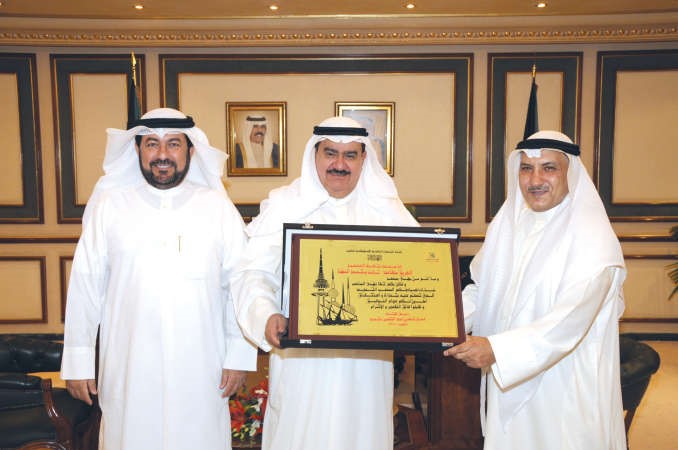 علي حسن يقدم درعا تكريمية لمحافظ العاصمة الفريق المتقاعد ثابت المهنا