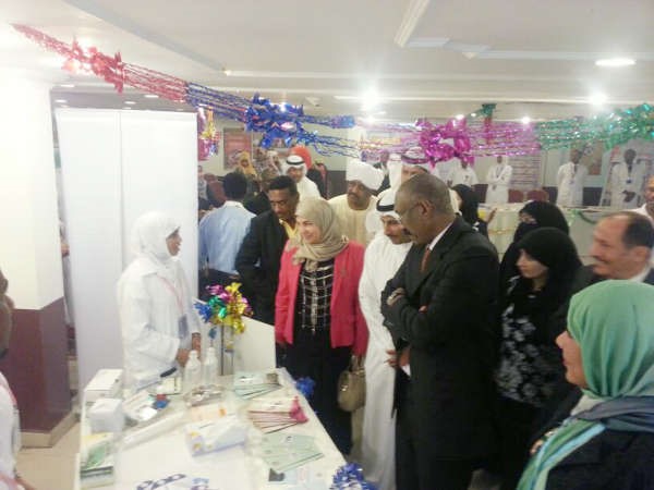 يحيى عبدالجليل وسهام الخولي خلال جولة في المعرض المصاحب