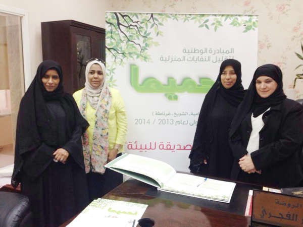 مديرة روضة المنصور انتصار الفجري مع فريق المبادرة 
