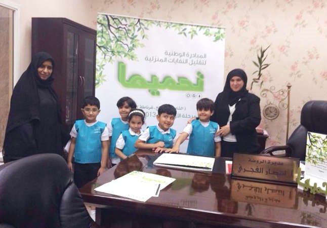 فريق المبادرة وعدد من الطلبة