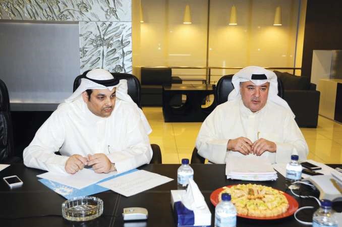  يعقوب الصانع ومنصور عاشور يتابعان الندوة ﻿