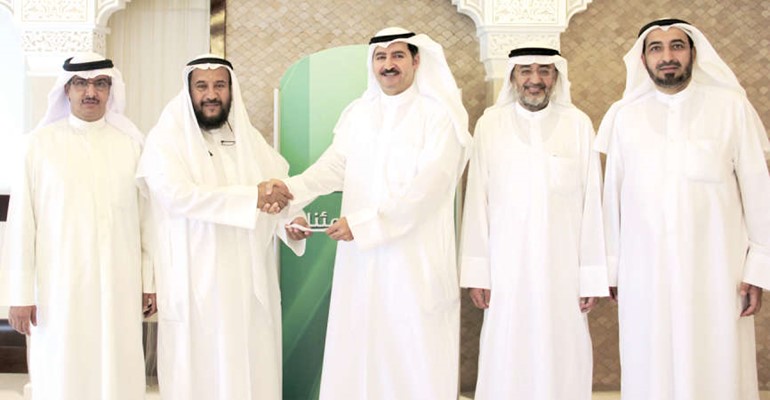 حمد المرزوق يسلم شيكا بالمبلغ الى ابراهيم الصالح ﻿