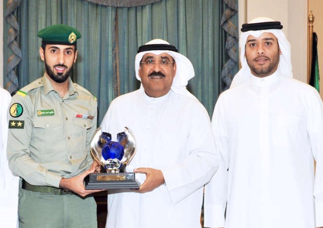 الشيخ مشعل الاحمد يكرم اللاعب مشاري احمد