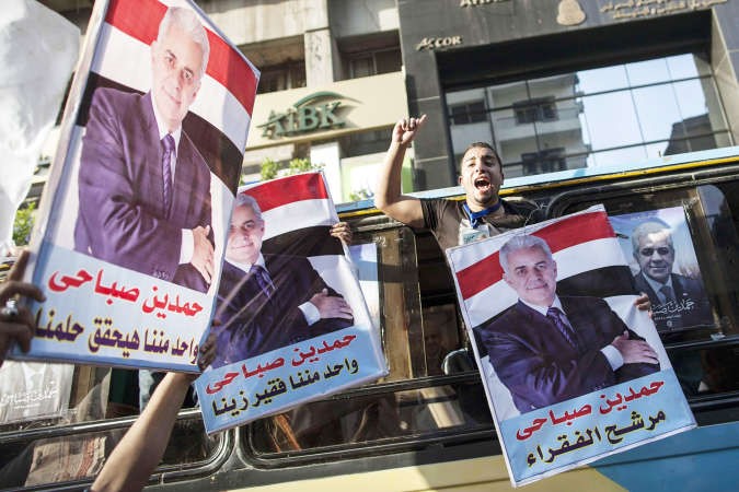 انصار حمدين صباحي يرفعون صوره خلال تجمع انتخابي امس الاول افپ