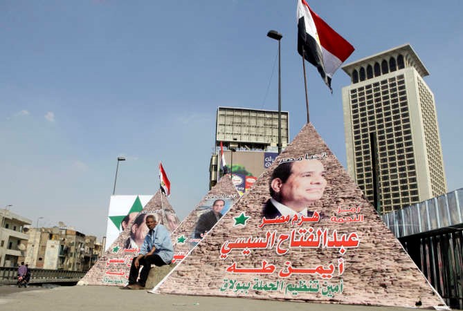 وانصار المشير عبد الفتاح السيسي يضعون صورته على هرم في احد احياء الجيزة امس افپ