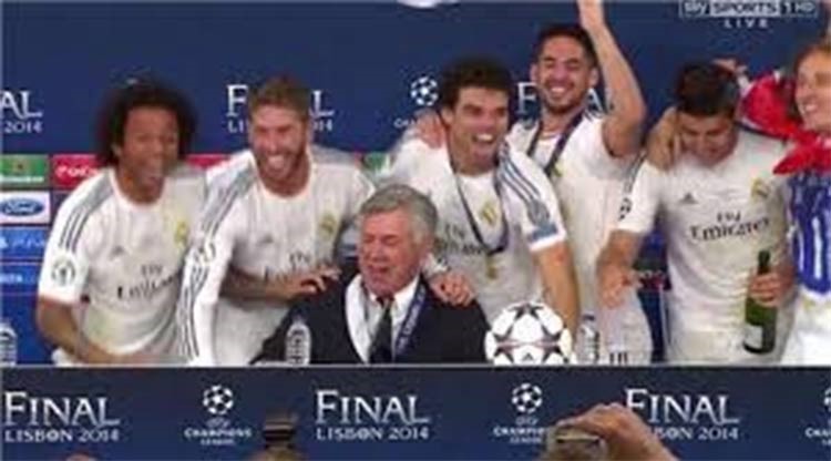 بالفيديو.. لاعبو ريـال مدريد يقتحمون المؤتمر الصحافي لمدربهم أنشيلوتي