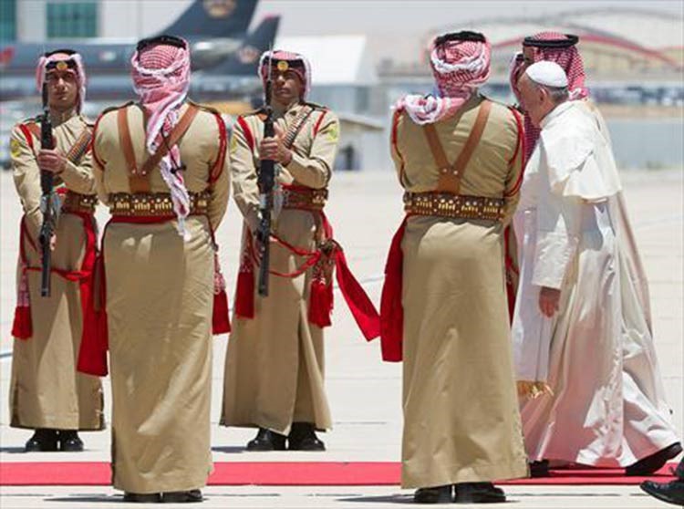 بالصور.. البابا فرانسيس الأول يرتدي الكوفية