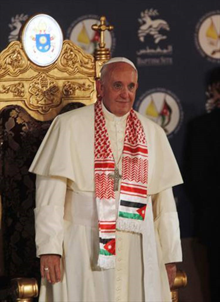 بالصور.. البابا فرانسيس الأول يرتدي الكوفية