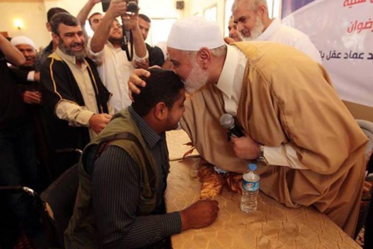 بالفيديو: رئيس وزراء غزة إسماعيل هنية يقبل رأس صحفي ويعتذر له بسبب إعتداء رجال الأمن عليه