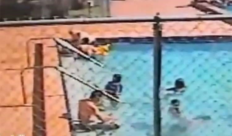 بالفيديو.. مقطع صادم لأطفال يسبحون في مسبح مكهرب!