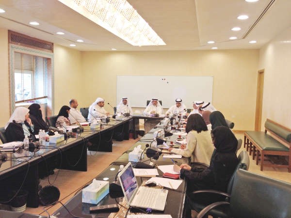 عبدالله الكندري مترئسا الاجتماع
