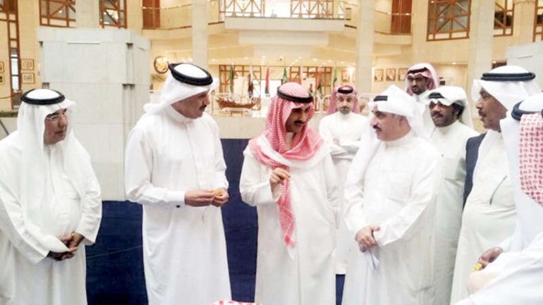 الشيخ ثامر الجابر مع الامين العام لمجلس التعاون دعبداللطيف الزياني ويوسف مصطفى والملحن القدير غنام الديكان ﻿
