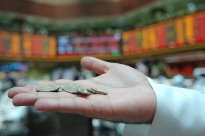مستثمر في البورصة يعرض فلوسا في قاعة سوق الكويت للاوراق المالية في لفتة الى حجم التداولات التي لم تتجاوز امس 87 ملايين دينار، وهي اقل بـ 70 من المتوسط منذ بداية 2014 ﻿