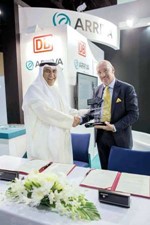 دعيسى الحبيل وهوبرتو هندركس عقب توقيع الاتفاقية﻿