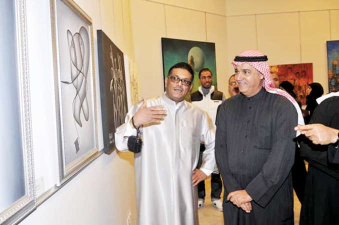 م علي اليوحة وخالد المهنا خلال مشاركته في معرض القرين﻿