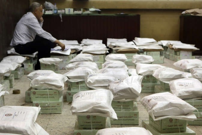 عامل مصري يحرس صناديق اوراق الاقتراع في محكمة الجيزة امس	افپ﻿