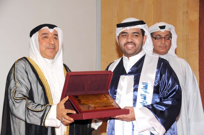 النائب عبدالحميد دشتي مكرما احد الطلبة