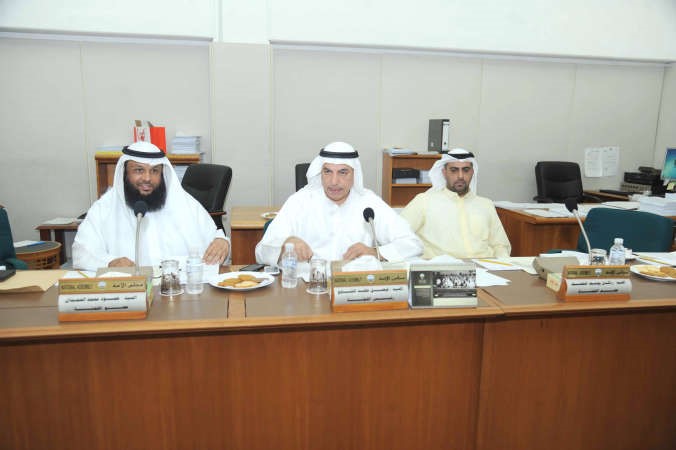 راكان النصف وفيصل الشايع وحمود الحمدان اثناء اجتماع اللجنة