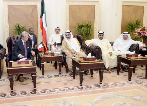 رئيس مجلس الامة مرزوق الغانم خلال استقباله السيناتور فيليب ماريني بحضور راكان النصف وسيف العازمي﻿
