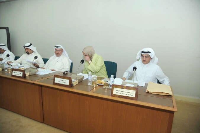 م عبدالعزيز الابراهيم واركان وزارته اثناء اجتماع اللجنة 