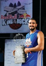 علي المحمود يحمل الكاس﻿