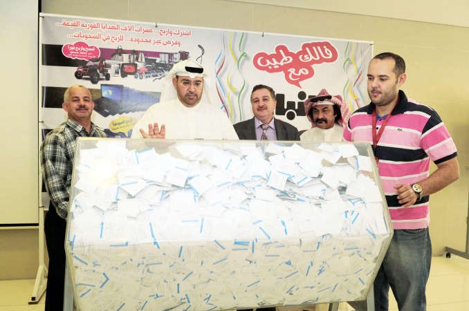 ممثل التجارة عبدالعزيز اشكناني اثناء سحب الكوبونات الفائزة	قاسم باشا ﻿