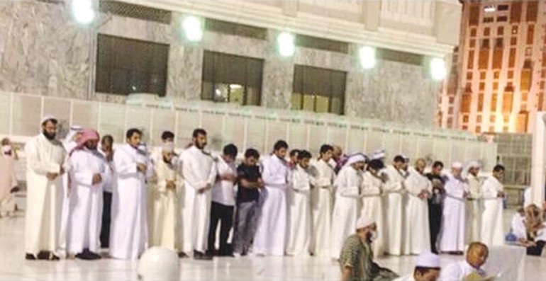 جانب من صلاة الغائب من بعض الاخوة على روح الفقيدين في مكة﻿
