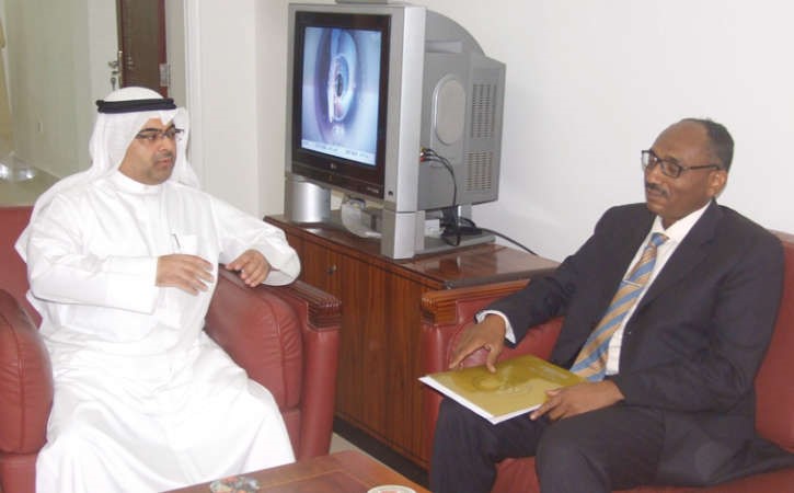 السفير طلال منصور الهاجري خلال لقائه البروفيسور احمد البدوي﻿