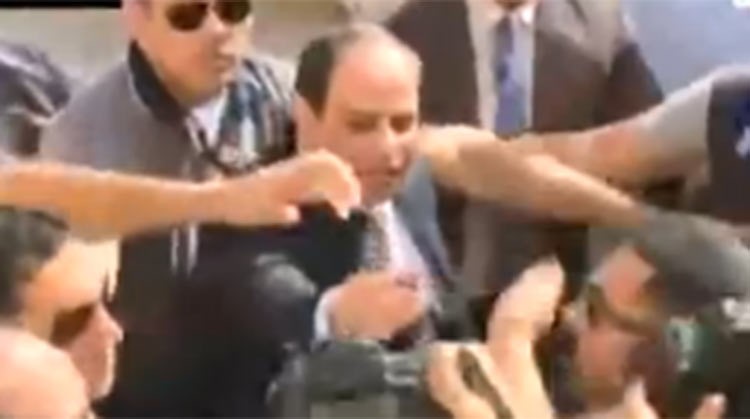 بالفيديو.. السيسي ينحني لالتقاط نظارة سقطت من احد الناخبين 