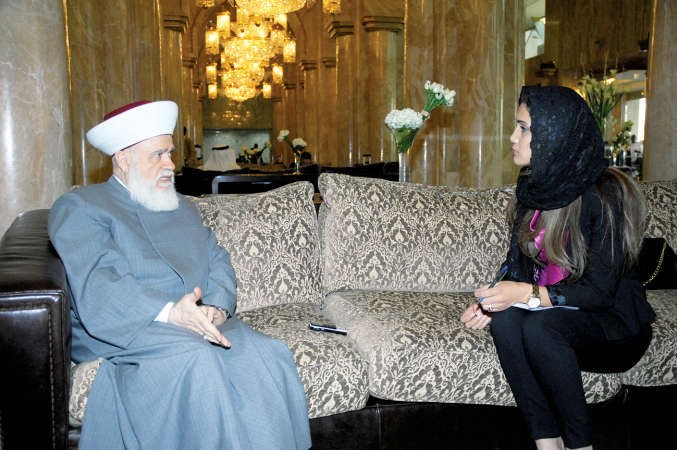 مفتي الجمهورية اللبنانية الشيخ د محمد رشيد قباني متحدثا الى الزميلة بيان عاكوم 	هاني عبدالله﻿