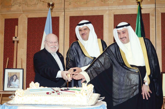 الشيخ سلمان الحمود والشيخ فيصل الحمود يشاركان السفير الارجنتيني خورخي عمر انطونيو بيغا قطع كعكة الاحتفال﻿