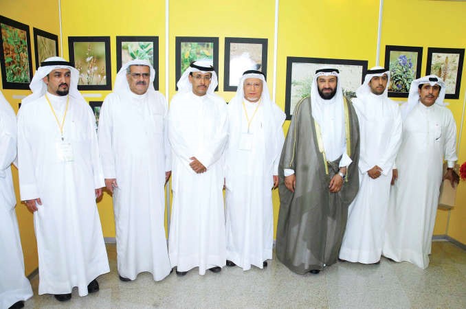 د علي العمير مع المشاركين في المعرض 	هاني عبدالله ﻿