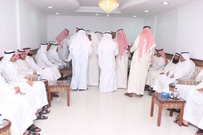 ديوان سيف العازمي ممتلئا بالمواطنين
