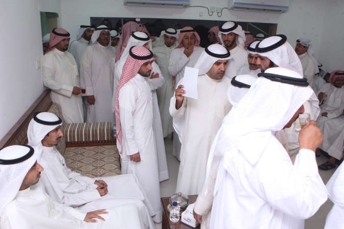 العازمي بين رواد ديوانه
