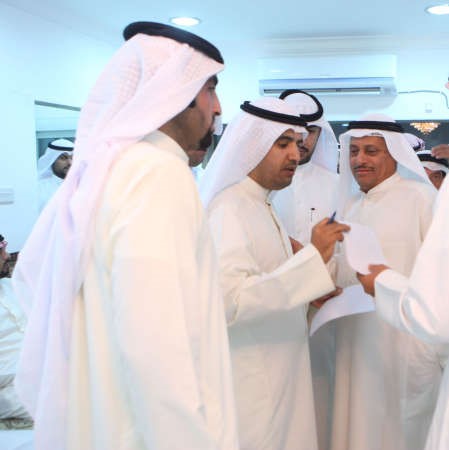 اهالي المنطقة يطالبون العازمي بحل مشاكلهم
