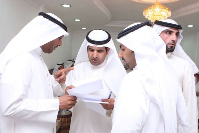 سيف العازمي يطلع على احد المطالب
