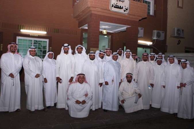 جانب من الحاضرين في لقطة تذكارية خارج ديوان العازمي