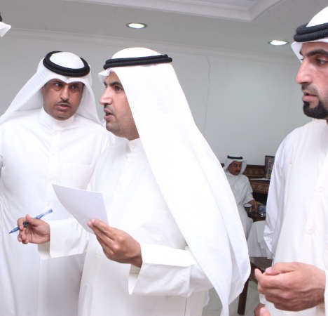 العازمي متحدثا الى بعض رواد ديوانه
