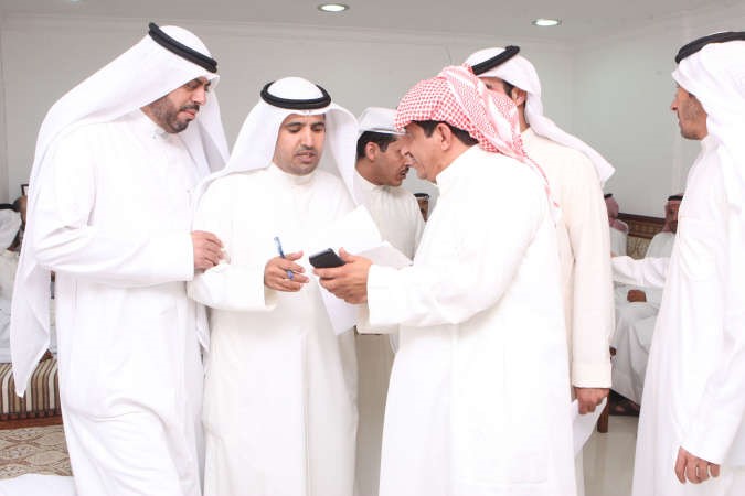  ويطلع على بعض مطالب اهالي دائرته
