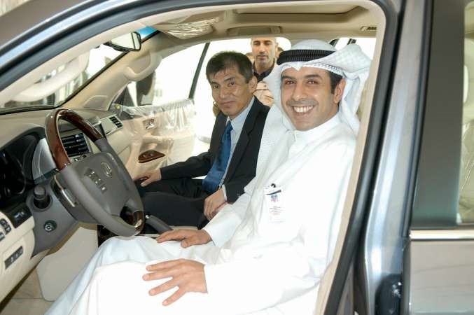 بدر الساير وسادايوشي كوياري يقومان بتجربة LX 570 الجديدة 
